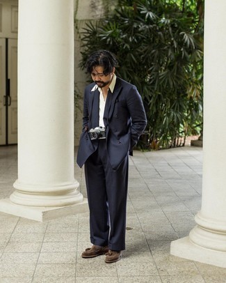 Как носить белую рубашку с коротким рукавом с темно-синим костюмом