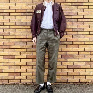 Как носить белую рубашку с коротким рукавом с красным бомбером мужчине