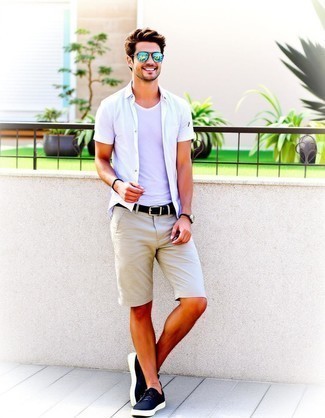 Какие шорты носить с белой рубашкой с коротким рукавом мужчине