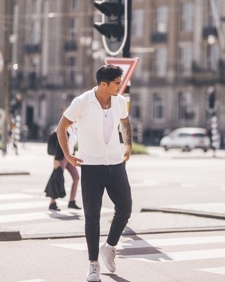 Какие майки носить с белой рубашкой с коротким рукавом мужчине