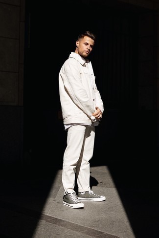 Как носить белую рубашку с коротким рукавом с белыми джинсами мужчине