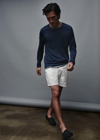 Как носить белые шорты с черными кожаными лоферами мужчине