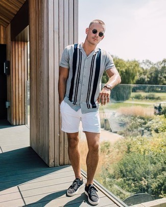 Как носить белые шорты с черными низкими кедами мужчине