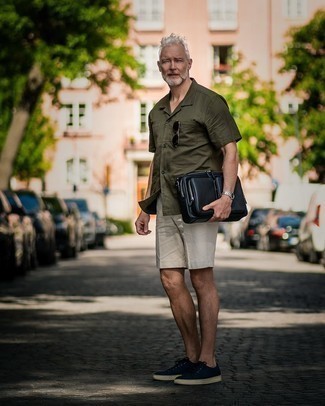 Как носить белые шорты с синими низкими кедами мужчине