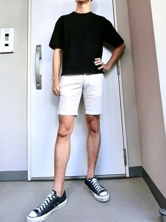 Как носить белые шорты с синими низкими кедами мужчине