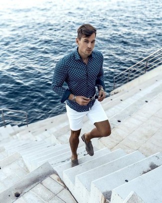 Как носить белые шорты с серыми замшевыми лоферами мужчине