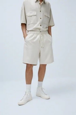 Какие высокие кеды носить с белыми шортами мужчине