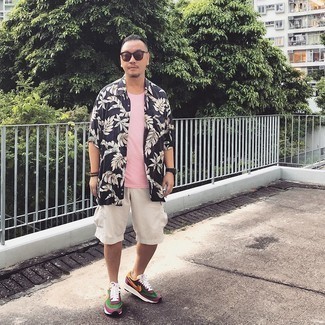 Как носить белые шорты с разноцветными кроссовками мужчине