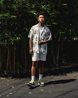 Как носить белые шорты с разноцветными кроссовками мужчине