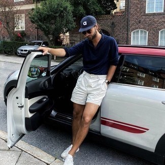 Какие свитеры с воротником поло носить с белыми шортами мужчине