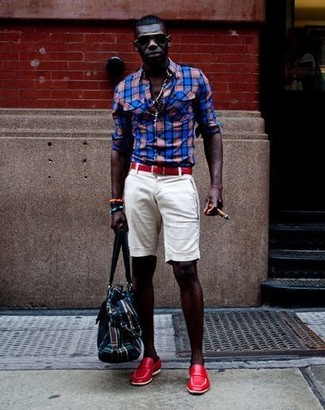 Как носить белые шорты с красными кожаными лоферами мужчине