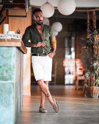 Какие лоферы с кисточками носить с белыми шортами