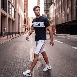 Как носить белые шорты с белыми кроссовками мужчине