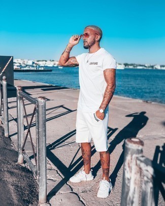 Как носить белые шорты с белыми кроссовками мужчине