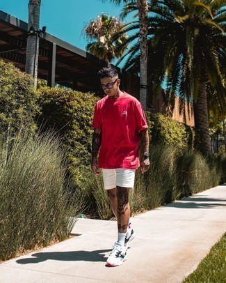 Как носить белые шорты с белыми кроссовками мужчине