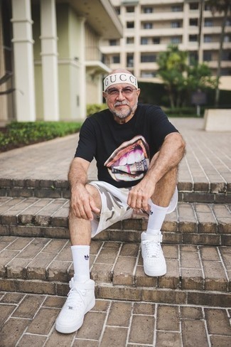 Как носить белые шорты с белыми высокими кедами мужчине