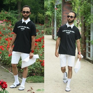 Как носить белые шорты с белыми кожаными сандалиями мужчине