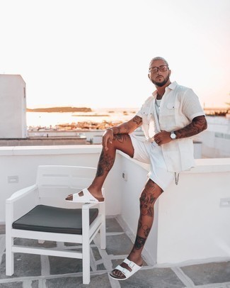 Как носить белые шорты с белыми кожаными сандалиями мужчине