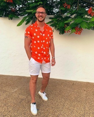 Как носить белые шорты с белыми низкими кедами мужчине