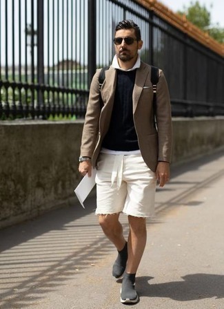 Как носить белые шорты с белой футболкой-поло мужчине