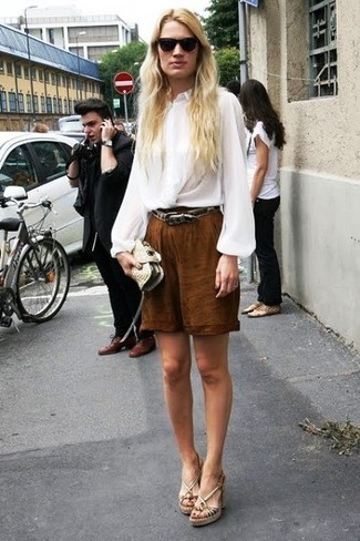 С чем носить белую шелковую блузку