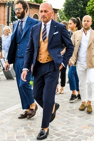 С чем носить белый шелковый нагрудный платок