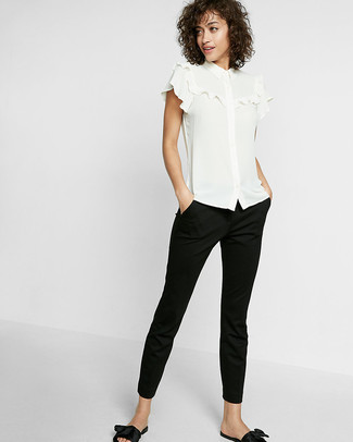 С чем носить белую шелковую блузу с коротким рукавом