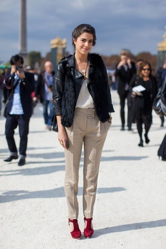 С чем носить белую шелковую майку женщине