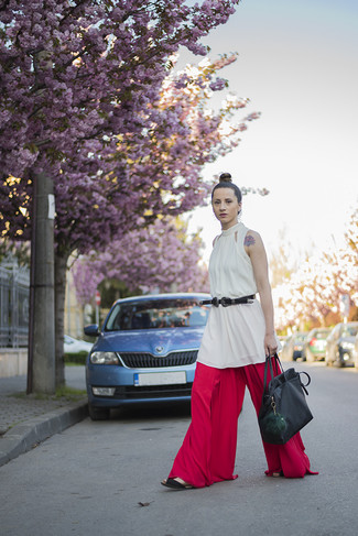 Как носить белую шелковую тунику с красными широкими брюками