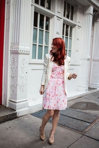 Какие пиджаки носить с белым платьем с плиссированной юбкой