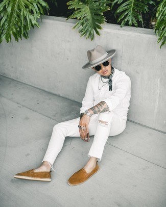 Какие эспадрильи носить с белыми зауженными джинсами мужчине