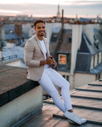 С чем носить белые зауженные джинсы мужчине