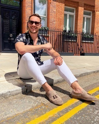 С чем носить белые зауженные джинсы мужчине