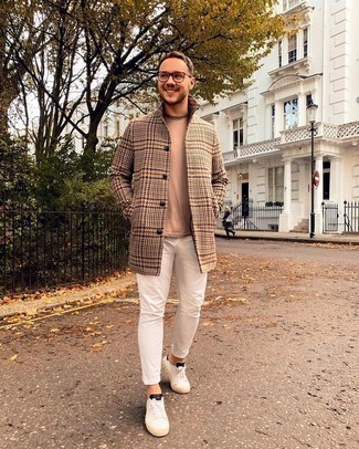 С чем носить белые зауженные джинсы мужчине