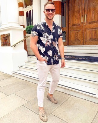 С чем носить белые зауженные джинсы мужчине