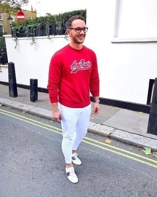 С чем носить белые зауженные джинсы мужчине