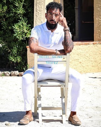 С чем носить белые зауженные джинсы мужчине