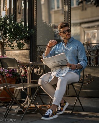 С чем носить белые зауженные джинсы мужчине