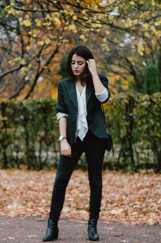 Как носить белый топ без рукавов с черным пиджаком