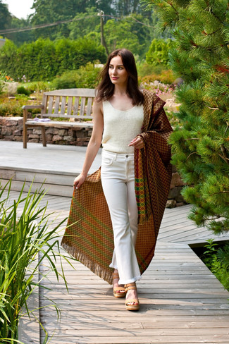 Какие джинсы носить с белым топом без рукавов