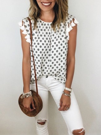 Какие джинсы носить с белым топом без рукавов