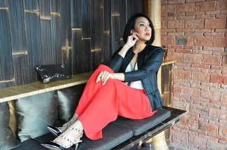 Какие туфли носить с белым топом без рукавов