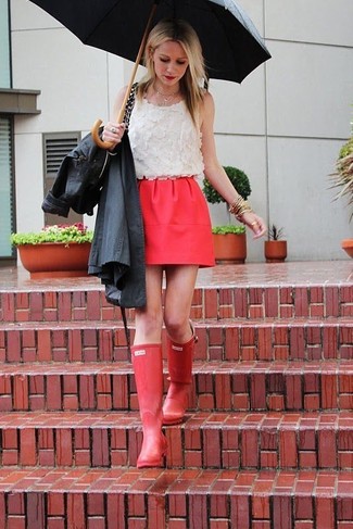 Какие плащи носить с белым топом без рукавов