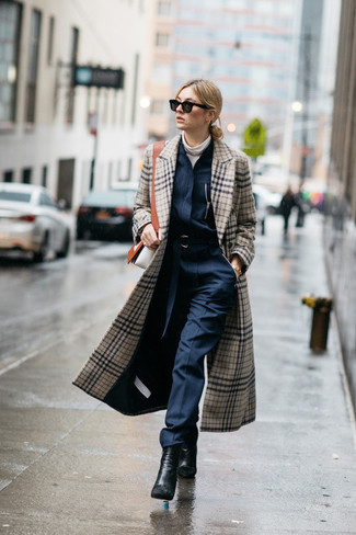 Как носить белую водолазку без рукавов с черными кожаными ботильонами