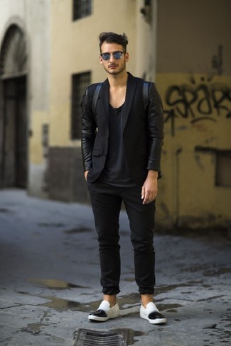 Какие пиджаки носить с белыми слипонами мужчине