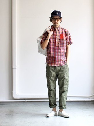 Какие брюки карго носить с белыми слипонами