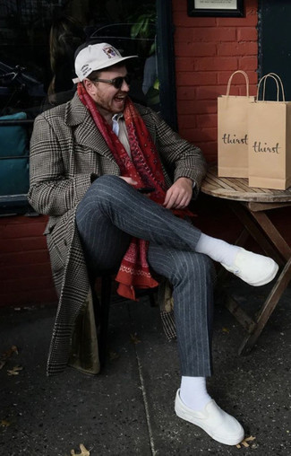 Какие длинные пальто носить с белыми слипонами