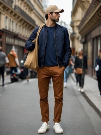 С чем носить белые кеды мужчине в теплую погоду