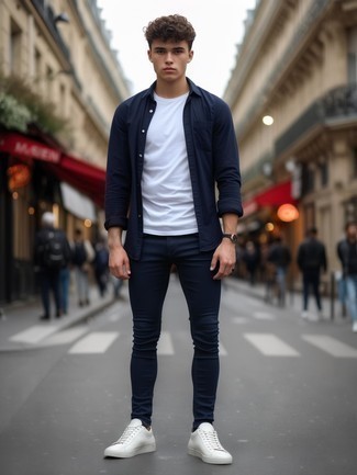 С чем носить белые кеды мужчине в стиле кэжуал