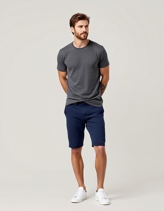 С чем носить белые кеды в 20 лет мужчине